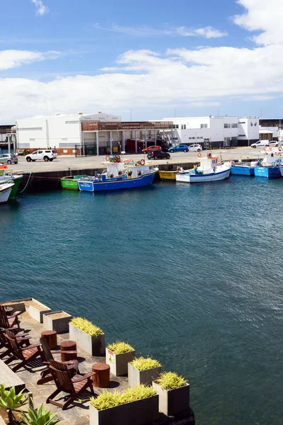 Portugal, Ponta Delgada, 2019 juni. Fartyg, båtar och båtar i hamnen i Ponta Delgada i området för det gamla fortet i St. Blasius. Ön San Miguel. Restaurang över vattnet i hamnen. — Stockfoto