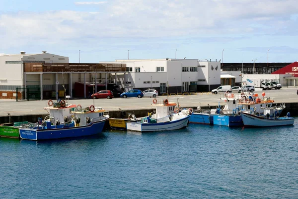Portugal, Ponta Delgada, 2019 juni. Schepen, boten en boten in de haven van Ponta Delgada in het gebied van het oude Portugese fort van St. Blasius. Eiland San Miguel. — Stockfoto