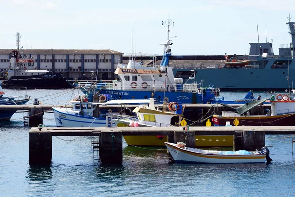 Portugal, Ponta Delgada, 2019 juni. Fartyg, båtar och båtar i hamnen i Ponta Delgada i området för det gamla portugisiska fortet St. Blasius. Ön San Miguel. — Stockfoto