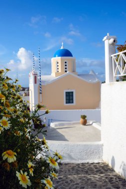 Santorini güzel ada, Yunanistan. Denizin arka planında geleneksel beyaz Yunan evleri. Santorini adasında Oia şehir. Yunan yolculuğu.