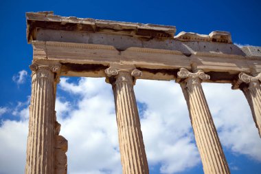 Antik Yunan harabeleri, mavi gökyüzüne karşı harabeler. Akropolis, Atina, Yunanistan. Sıcak güneşli bir günde Akropolis.