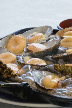 Azores mutfağı. Lapas 'ın yumuşakça, limpets Azores bir snack olarak popülerdir. Siyah Tavada sarımsak ezmesi kızartılmış istiridye. Azores 'in geleneksel yemeği. San Miguel, Portekiz.