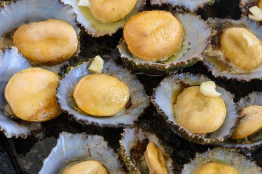 Azores mutfağı. Lapas 'ın yumuşakça, limpets Azores bir snack olarak popülerdir. Siyah Tavada sarımsak ezmesi kızartılmış istiridye. Azores 'in geleneksel yemeği. San Miguel, Portekiz.