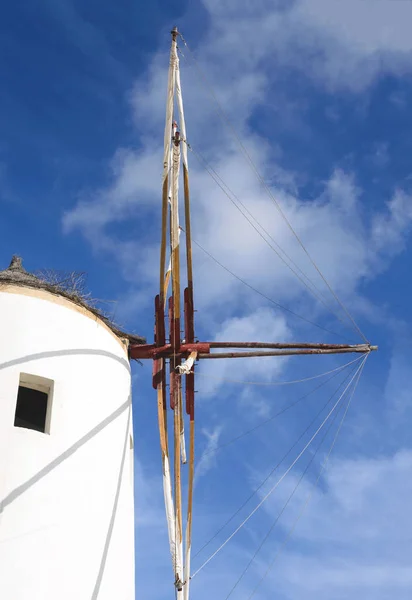 Belle île de Santorin, Grèce. Maisons traditionnelles grecques blanches et moulin à vent dans le contexte de la mer. La ville d'Oia sur l'île de Santorin. Voyage grec . — Photo