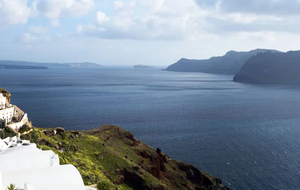 Hermosa isla de Santorini, Grecia. Casas griegas blancas tradicionales contra el telón de fondo del mar. La ciudad de Oia en la isla de Santorini. Viaje griego . —  Fotos de Stock