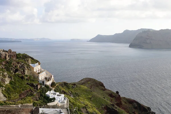 Prachtig eiland Santorini, Griekenland. Traditionele witte Griekse huizen tegen de achtergrond van de zee. De stad Oia op het eiland Santorini. Griekse reis. — Stockfoto