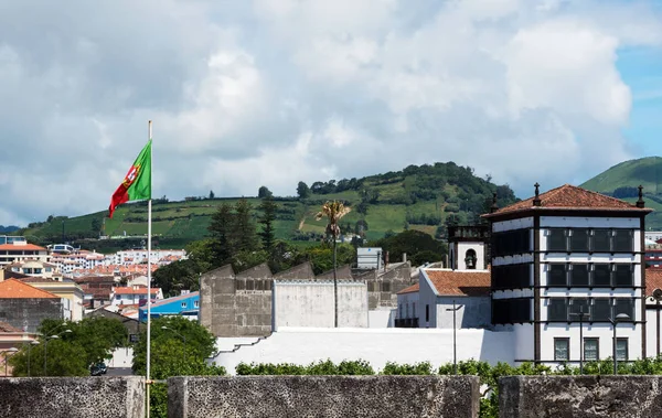 Bela vista das montanhas, telhados de casas e ruas da cidade de Ponta Delgada, Portugal. Nuvens de chuva cinzentas sobre a cidade. Açores, ilha de San Miguel . — Fotografia de Stock