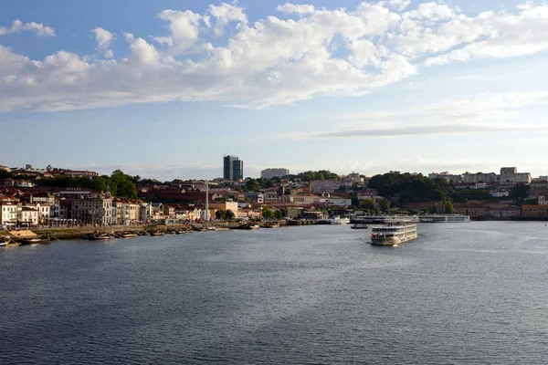 Hermosa vista del río Duero en la ciudad de Oporto, Portugal. Río, puente y tejados de casas a la luz del sol poniente. Un viaje interesante a Portugal . — Foto de Stock