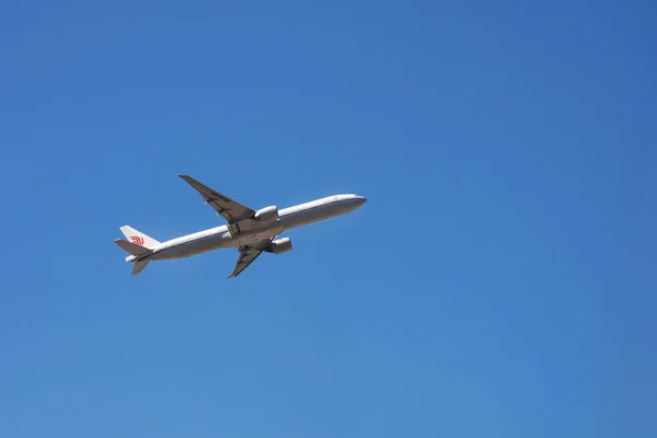 Porto, portugal, juni 2019. weißes Passagierflugzeug der chinesischen fluglinie air china vor blauem himmel. Anreise per Flugzeug. — Stockfoto