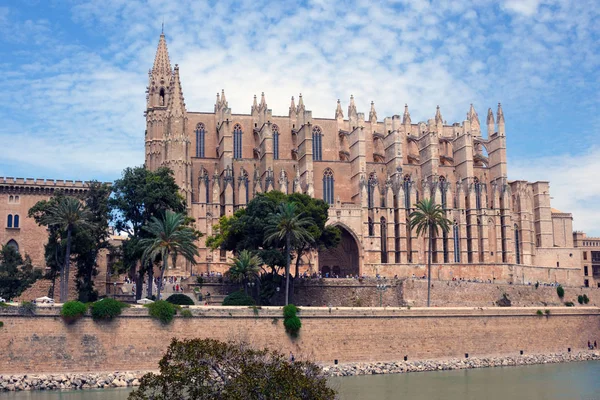Palma de Mallorca, Maiorca, luglio 2019. Cattedrale di Santa Maria, anche La Seu. Palm Cathedral è una delle principali attrazioni delle Isole Baleari. Un bellissimo edificio di cultura gotica . — Foto Stock