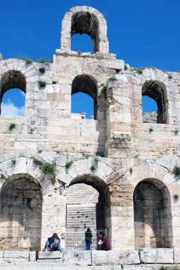 Atina, Yunanistan, Nisan 2019. Akropolis güney yamacında Herodes Atticus Odeon mermer adımları ile Antik taş tiyatro. Odeon, Athenian festivalinin ana sahnesidir..