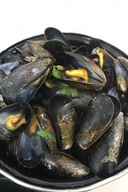 Bir şapel ve otlar ile kabukları büyük lezzetli midye. Akşam yemeği için lezzetli romantik yemek. Deniz ürünleri.