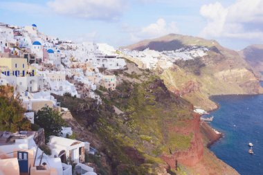 Santorini güzel ada, Yunanistan. Denizin arka planında geleneksel beyaz Yunan evleri. Santorini adasında Oia şehir. Yunan yolculuğu. Günbatımı.
