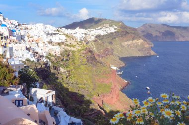 Santorini güzel ada, Yunanistan. Denizin arka planında geleneksel beyaz Yunan evleri. Santorini adasında Oia şehir. Yunan yolculuğu. Günbatımı.