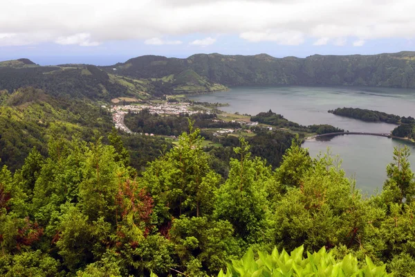 Belle vue sur le lac jumeau de Seti Sidadish, Lagoa das Sete Cidades par temps nuageux. Panorama. Attractions sur l'île de San Miguel, Portugal. Voyage aux Açores . — Photo