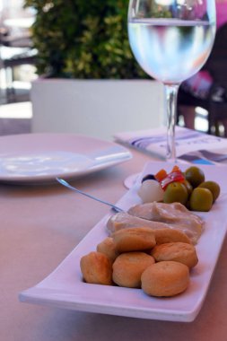 Çıtır çıtır, tuzlu, besleyici kurabiyeler. Mallorca adasında geleneksel meze, İspanya. Galletas Quelitas Palma Nova kentinde bir İspanyol restoranında beyaz bir plaka üzerinde.