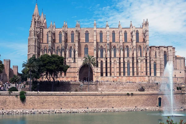 Palma de Mallorca, Maiorca, luglio 2019. Cattedrale di Santa Maria, anche La Seu. Palm Cathedral è una delle principali attrazioni delle Isole Baleari. Un bellissimo edificio di cultura gotica . — Foto Stock