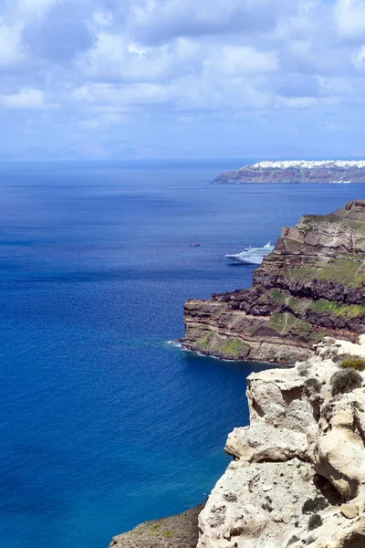 Prachtig uitzicht op de zee en de bergen. Griekse eiland Santorini op een warme zonnige dag. Reis naar de pittoreske plaatsen van Europa. Cycladische eilanden in de Egeïsche zee. — Stockfoto