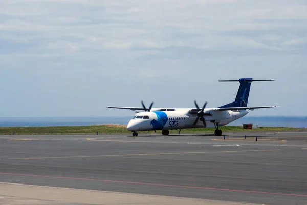 Ponta Delgada, Portugal, juin 2019. L'avion SATA Air Acores a atterri à l'aéroport de Ponta Delgada, l'île de San Miguel, Açores. Belle journée ensoleillée à l'aéroport. Voyage aux Açores . — Photo