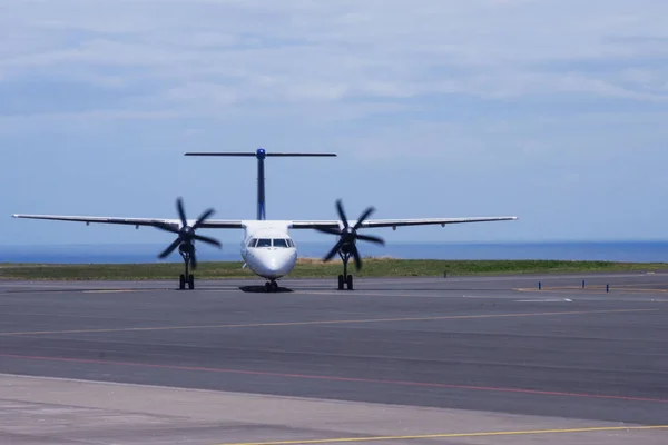 Ponta Delgada, Portugália, június 2019. A sík SATA Air Acores landolt a repülőtéren Ponta Delgada, a sziget San Miguel, Azori-szigetek. Meleg napsütéses nap a repülőtéren. Utazás az Azori-szigetekre. — Stock Fotó