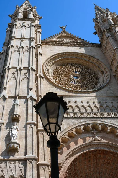 Palma di Maiorca, Spagna, Cattedrale di Santa Maria, anche La Ceu. Palm Cathedral è una delle principali attrazioni delle Isole Baleari. Bellissimo edificio della cultura gotica. Dettagli — Foto Stock