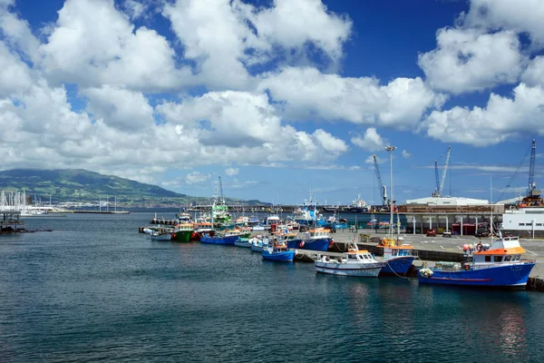 Portugália, Ponta Delgada, június 2019. Hajók, csónakok és hajók a kikötőben a kikötő Ponta Delgada területén a régi portugál erőd St. Blasius. San Miguel-sziget. — Stock Fotó