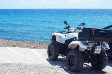 Santorini, Yunanistan, Nisan 2019. Turkuaz deniz, mavi gökyüzü, Santorini adasında bulutlar Manzara görünümü, Yunanistan. Seyahat için bir araç kirala. Atv ve scooter. Yunan seyahati.