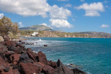  Turkuaz deniz, kırmızı kayalar, mavi gökyüzü, Santorini adasında bulutlar Manzara görünümü, Yunanistan. Yunan sahili. Akrotiri köyü. Kızıl Sahil'e giden yol.