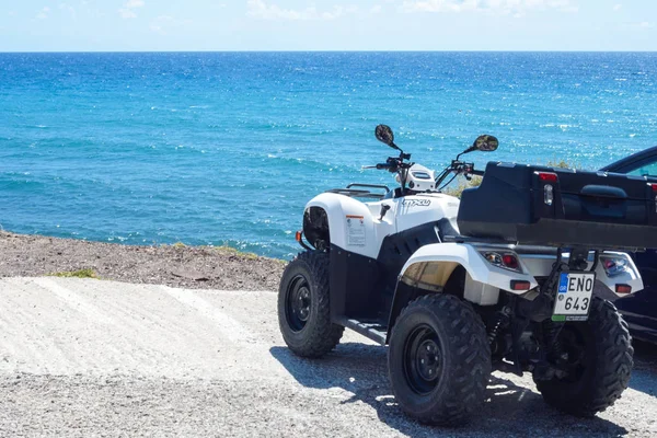Santorini, Yunanistan, Nisan 2019. Turkuaz deniz, mavi gökyüzü, Santorini adasında bulutlar Manzara görünümü, Yunanistan. Seyahat için bir araç kirala. Atv ve scooter. Yunan seyahati.