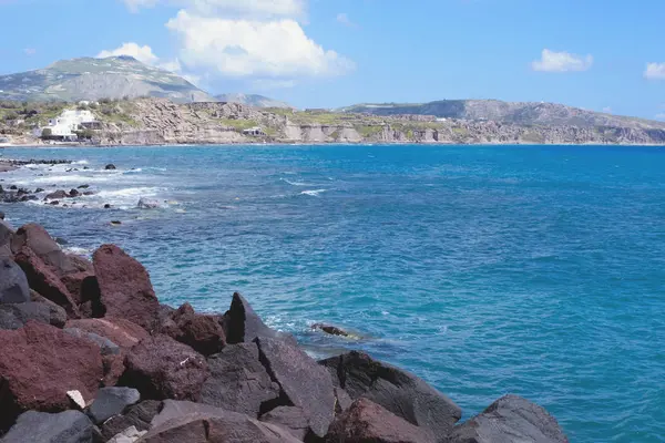 Schilderachtig uitzicht op de turquoise zee, rode rotsen, blauwe hemel, wolken op het eiland Santorini, Griekenland. Griekse kust. Het dorp Akrotiri. De weg naar het rode strand. — Stockfoto