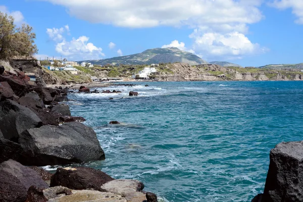Schilderachtig uitzicht op de turquoise zee, rode rotsen, blauwe hemel, wolken op het eiland Santorini, Griekenland. Griekse kust. Het dorp Akrotiri. De weg naar het rode strand. — Stockfoto