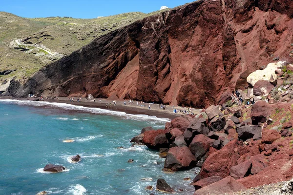Santorini, Yunanistan, Nisan 2019. Santorini adasında dik siyah ve kırmızı kayalıklar ve kırmızı kum ile ünlü kırmızı plaj, Akrotiri köyü.