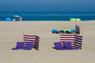 Ostend, Belçika, Ağustos 2019. Kuzey Denizi yakınlarındaki geniş kumlu plaj. Sabahın erken saatlerinde Ostend'in güzel gezinti sevesi. Eğlenceli bir yolculuk.