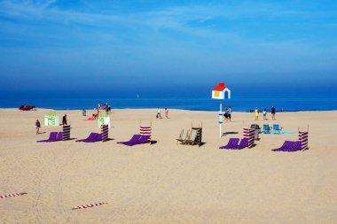 Ostend, Belçika, Ağustos 2019. Kuzey Denizi yakınlarındaki geniş kumlu plaj. Sabahın erken saatlerinde Ostend'in güzel gezinti sevesi. Eğlenceli bir yolculuk.