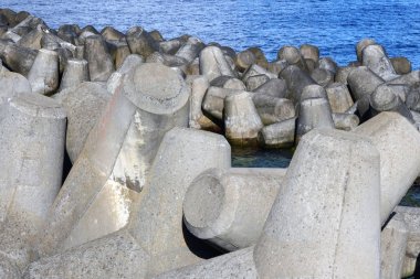 Ponta Delgada kentinde deniz tarafından betonarme tetrapodlar dalgalardan kıyı korumak. Ara lar. San Miguel Adası, Azores, Portekiz. Azores'te yaz akşamı.