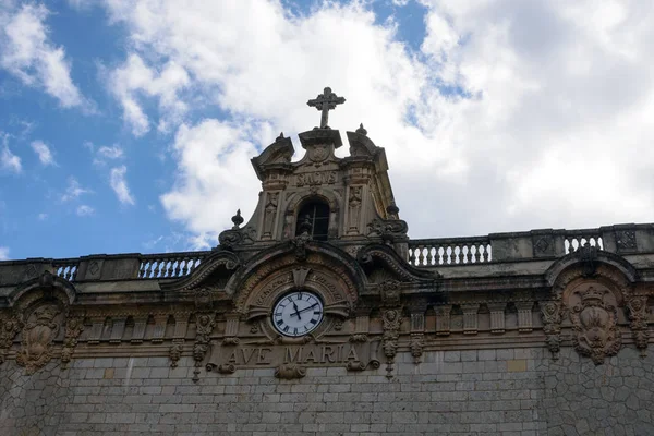 L'incredibile monastero di Santuari de Lluc (Santuario de Santa Maria de Lluch) è un monastero cattolico sull'isola di Maiorca. Luogo santo, il centro spirituale di Maiorca, Isole Baleari, Spagna . — Foto Stock