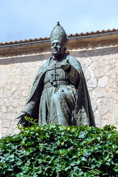 Monument til biskop Pere-Joan Campins. Et utrolig katolsk kloster på øya Mallorca Santuari de Lluc. Hellig sted, Mallorcas åndelige senter, Balearene, Spania . – stockfoto