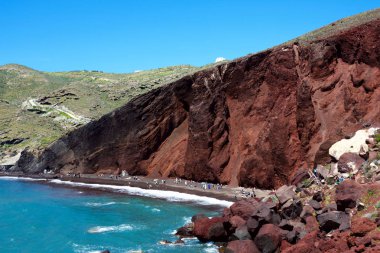 Santorini, Yunanistan, Nisan 2019. Santorini adasında dik siyah ve kırmızı kayalıklar ve kırmızı kum ile ünlü kırmızı plaj, Akrotiri köyü.