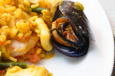 Geleneksel bir popüler İspanyol deniz ürünleri paella çanak. Midye, Amandi ve karidesler pirinç yastığının üzerinde. Close. Mallorca adasında bir İspanyol restoranında lezzetli sağlıklı akşam yemeği.