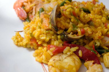 Geleneksel bir popüler İspanyol deniz ürünleri paella çanak. Midye, Amandi ve karidesler pirinç yastığının üzerinde. Close. Mallorca adasında bir İspanyol restoranında lezzetli sağlıklı akşam yemeği.