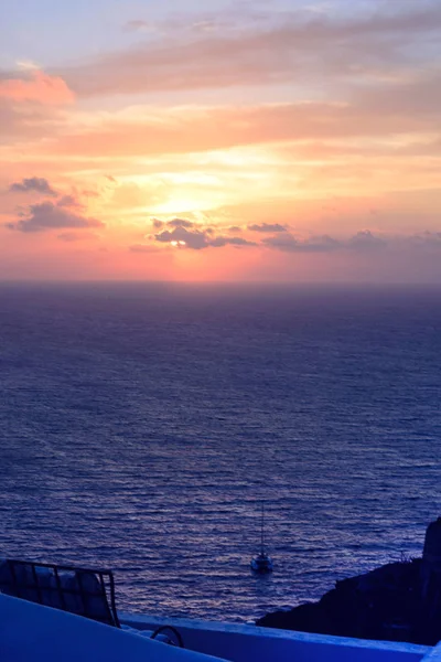 Hermosa puesta de sol en el mar en la isla de Santorini, Grecia. Viaje romántico . —  Fotos de Stock