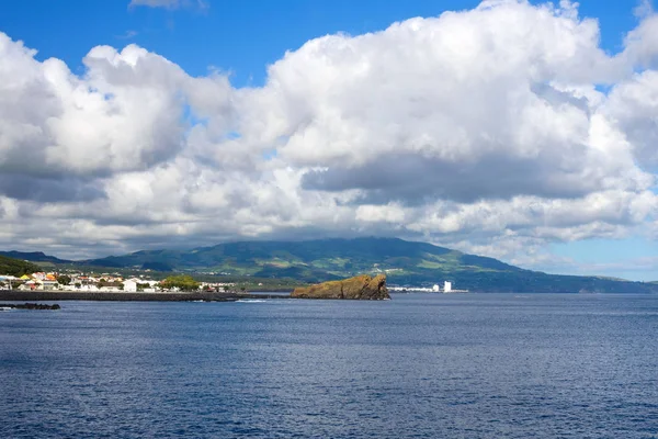Lindas nuvens brancas no céu azul e costa da cidade de Ponta Delgada, Ilha de San Miguel, Portugal . — Fotografia de Stock
