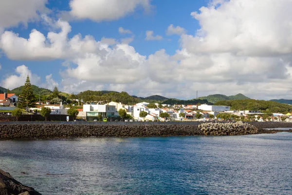 Ponta Delgada, Portugália, június 2019. Gyönyörű fehér felhők a kék ég és a tengerpart a város Ponta Delgada, San Miguel Island, Portugália. — Stock Fotó