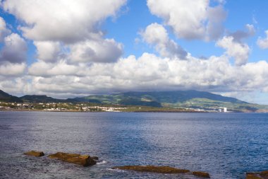 Ponta Delgada şehrinin mavi gökyüzü ve kıyısında güzel beyaz bulutlar, San Miguel Adası, Portekiz.