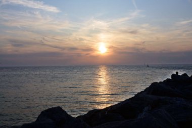 Güneş ufukta batıyor. Denizde güzel gün batımı. Romantik ruh hali.