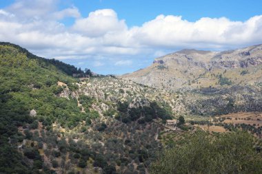 Santuario de Santa Maria de Luch Manastırı yakınındaki Sierra de Tramontana sıradağlarının yamaçlarında vadi ve zeytinlikler. Mayorka. Balear Adaları.