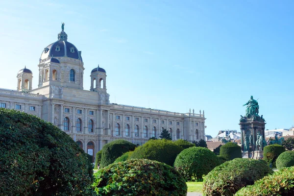 Viyana, Avusturya, Eylül 2019. Maria Theresa Meydanı 'ndaki ünlü Doğal Tarih Müzesi..
