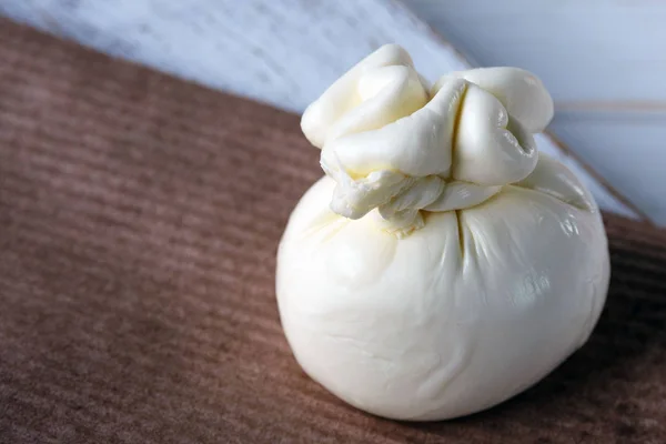 Burrata, krema ve inek sütünden yapılmış İtalyan taze peyniri. Yakın plan..