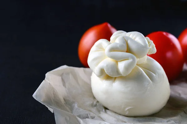 Burrata, krema ve inek sütünden yapılmış İtalyan taze peyniri. Yakın plan..