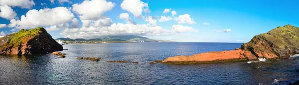 Belle nuvole bianche sul cielo blu e sulla costa della città di Ponta Delgada, Isola di San Miguel, Portogallo. Panorama . — Foto Stock